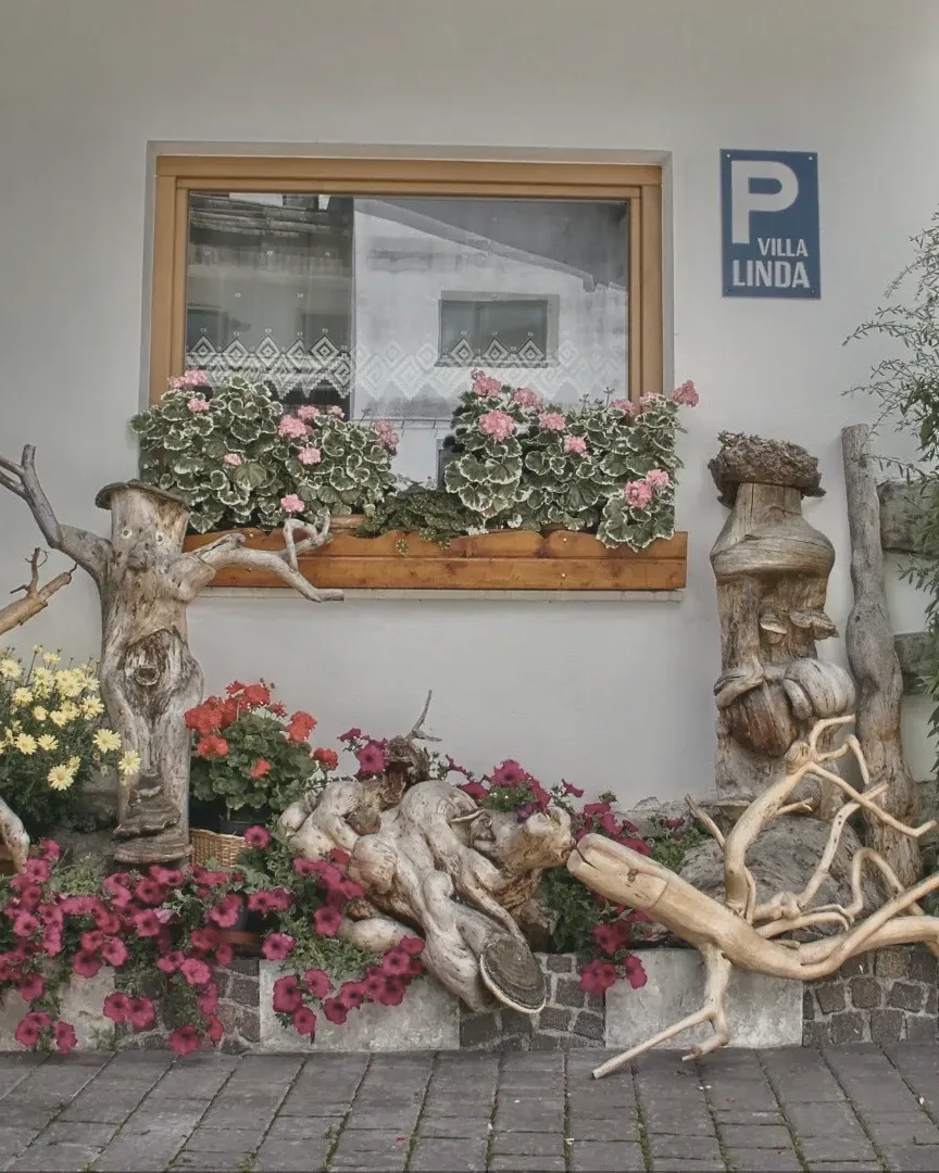 L’ingresso con sculture in legno, radici e fiori