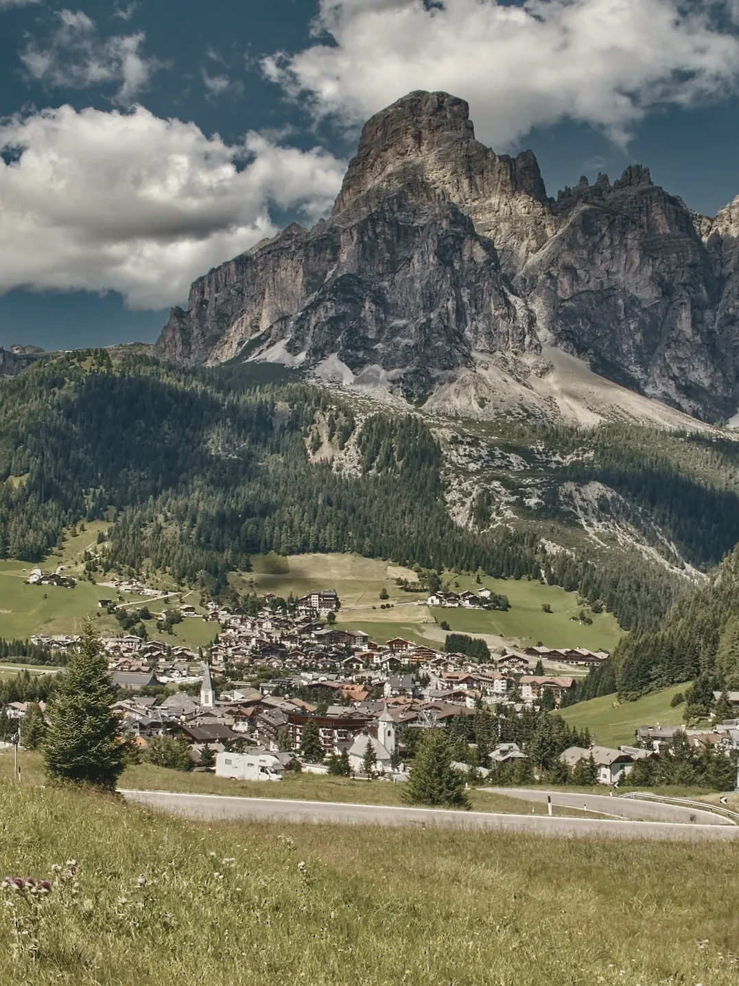 La conca di Corvara d’estate, con il paese ai piedi del Sassongher