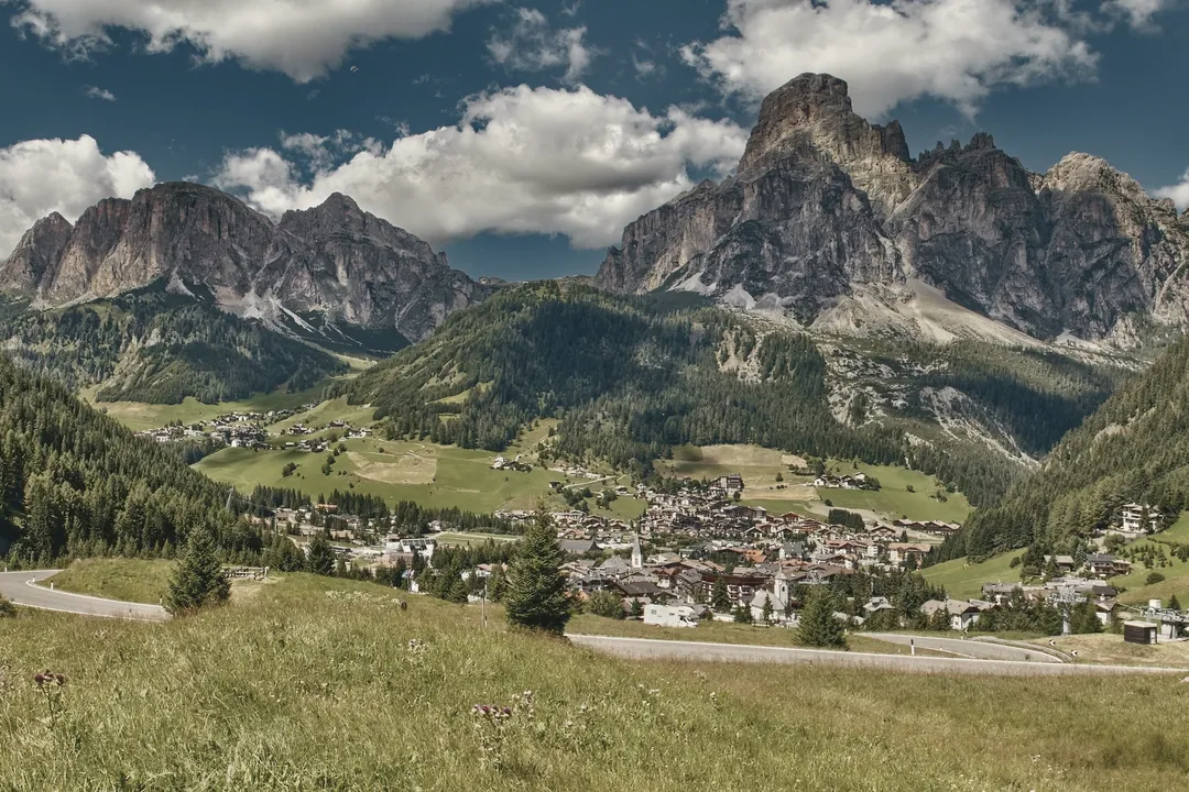 Corvara in Badia d’estate, con il Sassongher che si alza sopra il paese